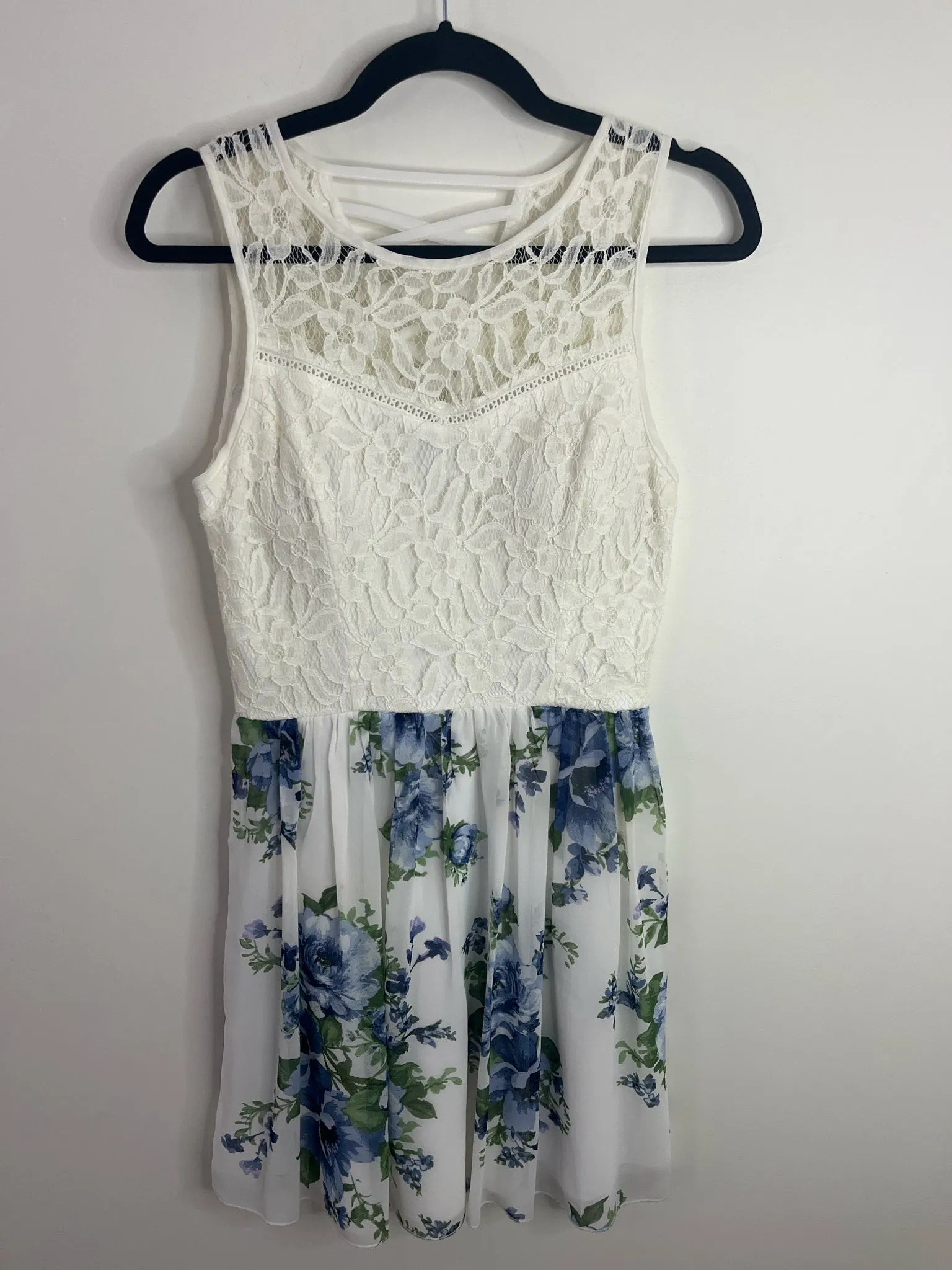 Womens Size 3 Misses White Speechless Dress